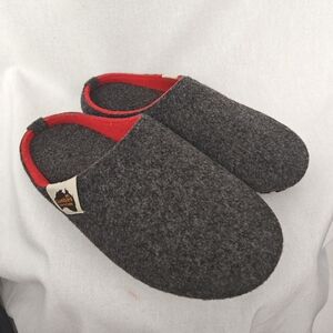 Unbranded Women's Gray Felt Slip-On Slippers with Red Lining